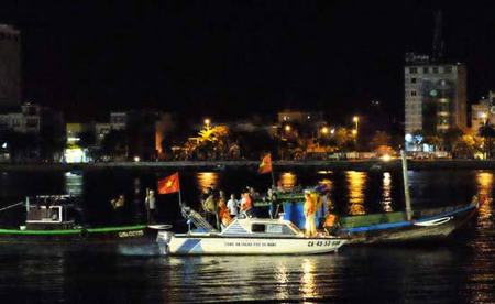 Tàu cá và cano tìm kiếm nạn nhân mất tích trong vụ lật tàu trên sông Hàn.